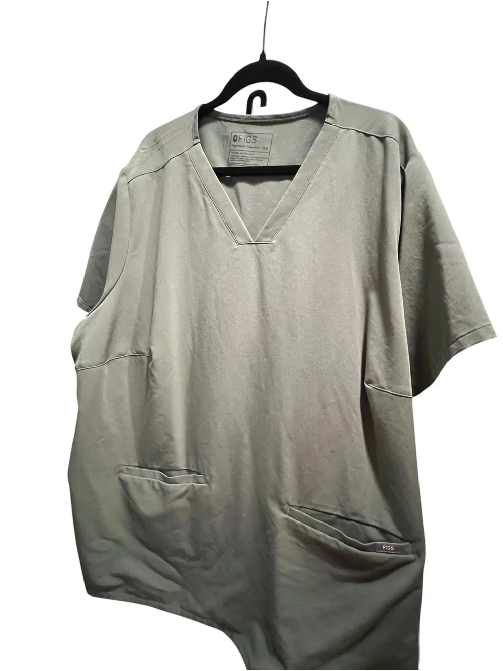 FIGS Casma three-pocket V-neck scrub top featuring a soft greyish-green.